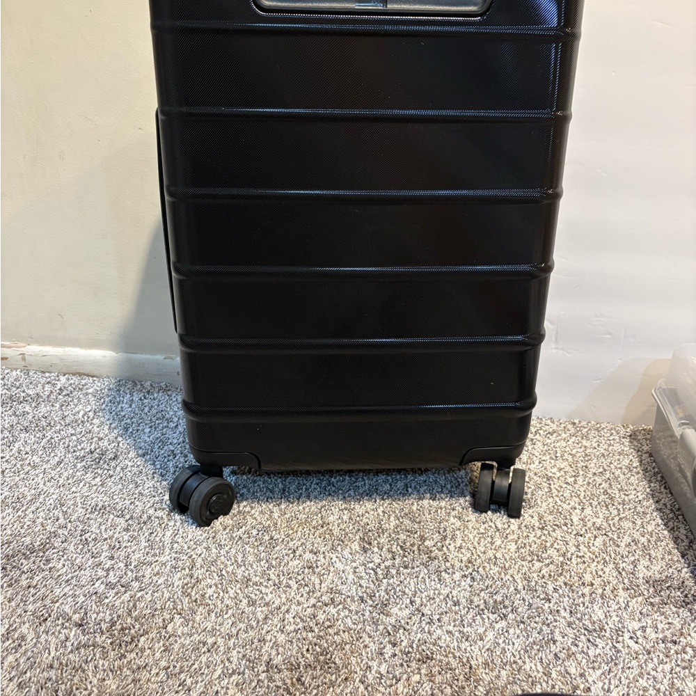 Ricardo-Black Hard side Rolling Suitcase